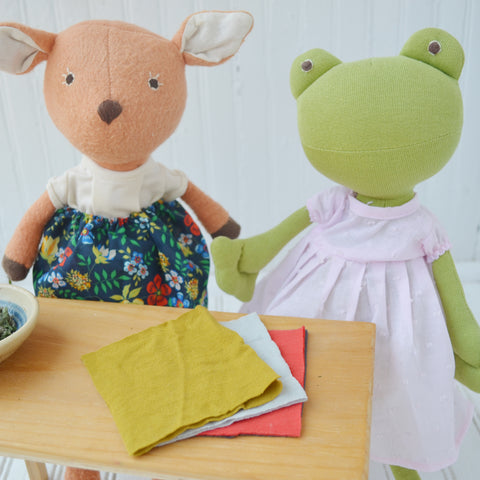 Phoebe Fawn and Ella Toad preparing the herbs for the pillow